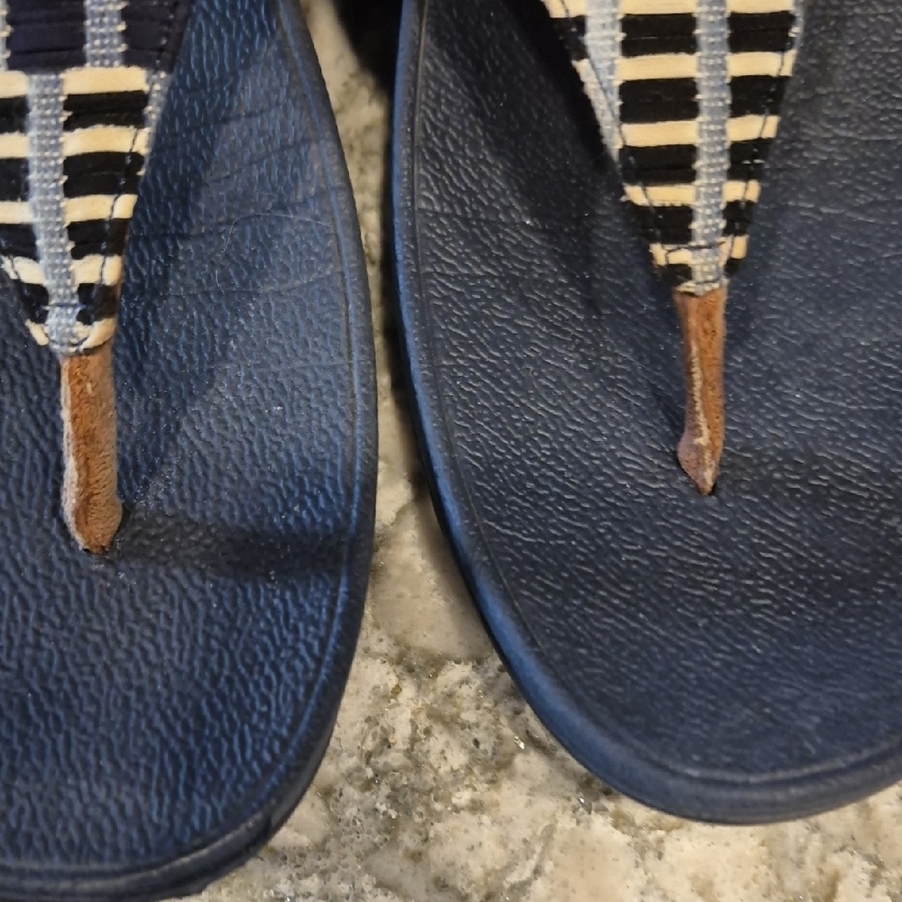Fitflop Lulu Leather Toe Thong Sandals with Geometric Pattern - Picture 5 of 8